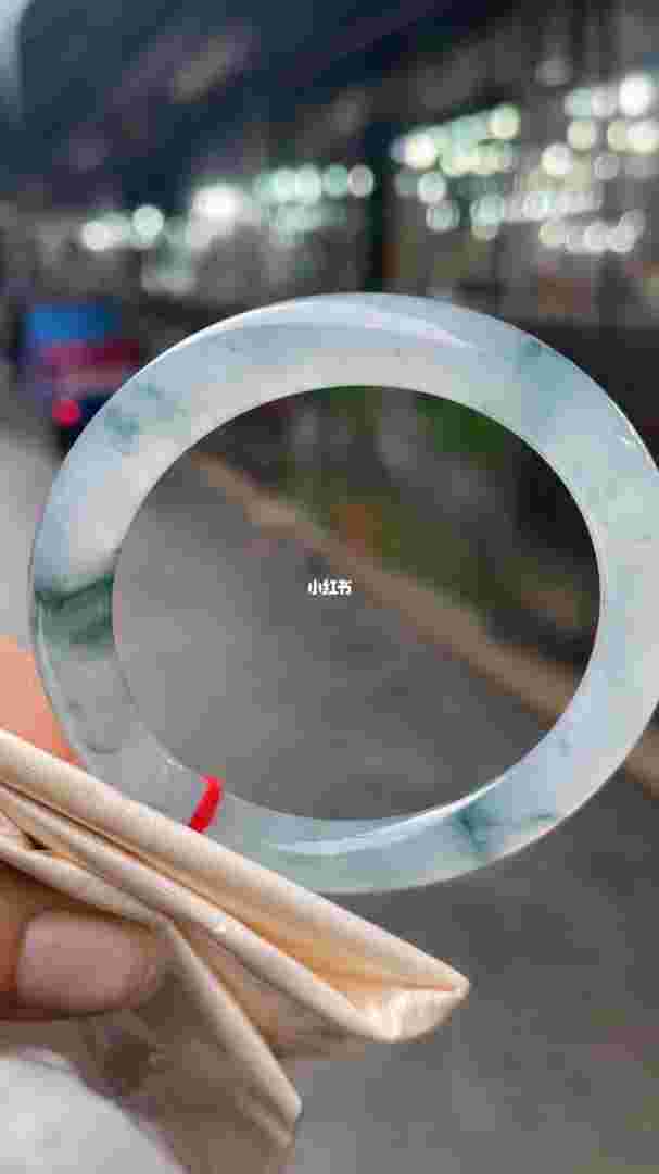 1万左右翡翠手镯哪个好一点1万左右翡翠手镯哪个好-第1张图片-翡翠网 1万左右翡翠手镯哪个好一点1万左右翡翠手镯哪个好-第1张图片-翡翠网