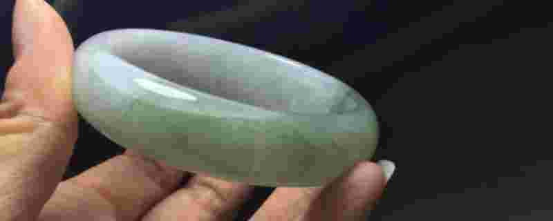 翡翠手镯太干了什么意思,翡翠手镯有点干,用什么方法可以滋润它-第1张图片-翡翠网 翡翠手镯太干了什么意思,翡翠手镯有点干,用什么方法可以滋润它-第1张图片-翡翠网