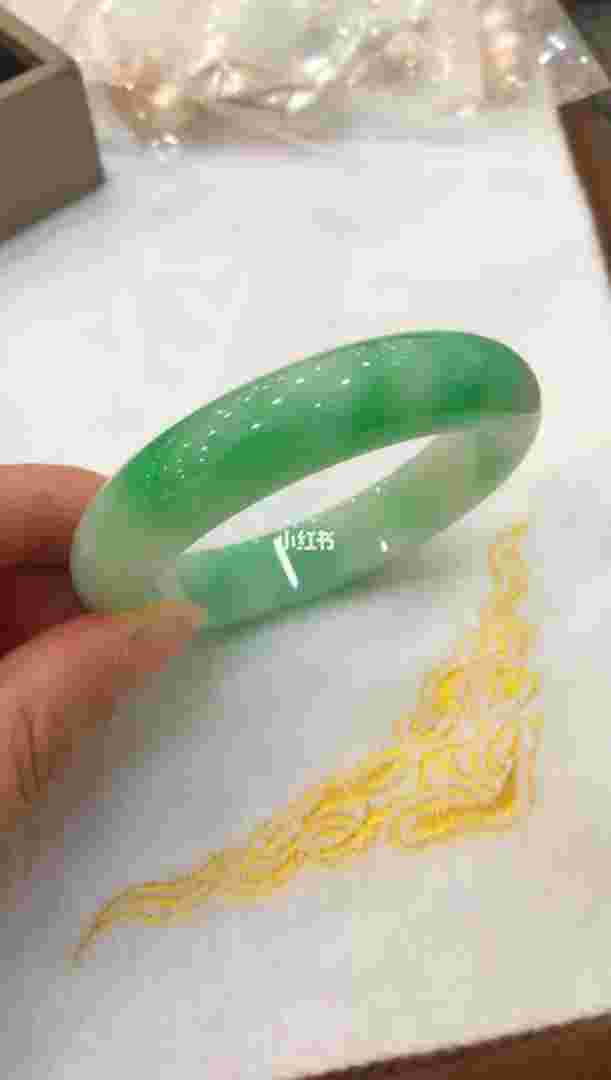 翡翠手镯太干了什么意思,翡翠手镯有点干,用什么方法可以滋润它-第2张图片-翡翠网 翡翠手镯太干了什么意思,翡翠手镯有点干,用什么方法可以滋润它-第2张图片-翡翠网