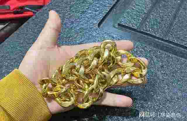 金项链洗澡时候需要摘吗金项链有必要天天摘吗-第1张图片-翡翠网