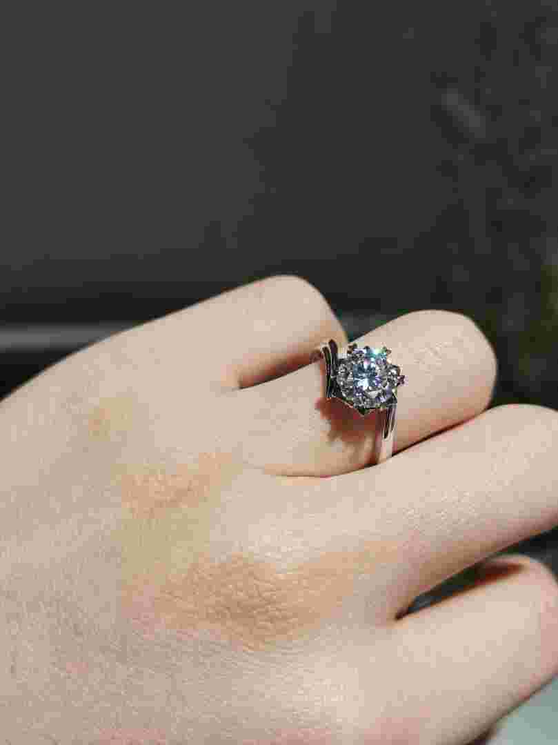 莫桑钻一克拉价格,莫桑钻一克拉价格表-第1张图片-翡翠网 莫桑钻一克拉价格,莫桑钻一克拉价格表-第1张图片-翡翠网