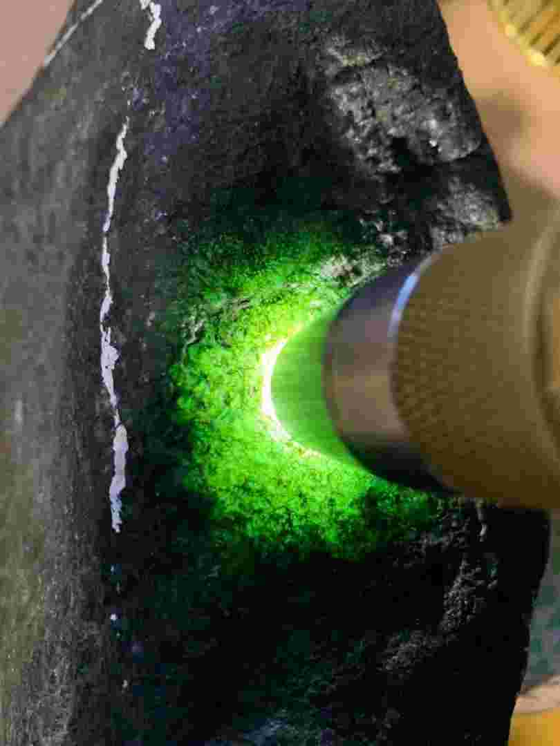 翡翠原石有什么鉴别技巧什么是真正翡翠原石-第1张图片-翡翠网 翡翠原石有什么鉴别技巧什么是真正翡翠原石-第1张图片-翡翠网