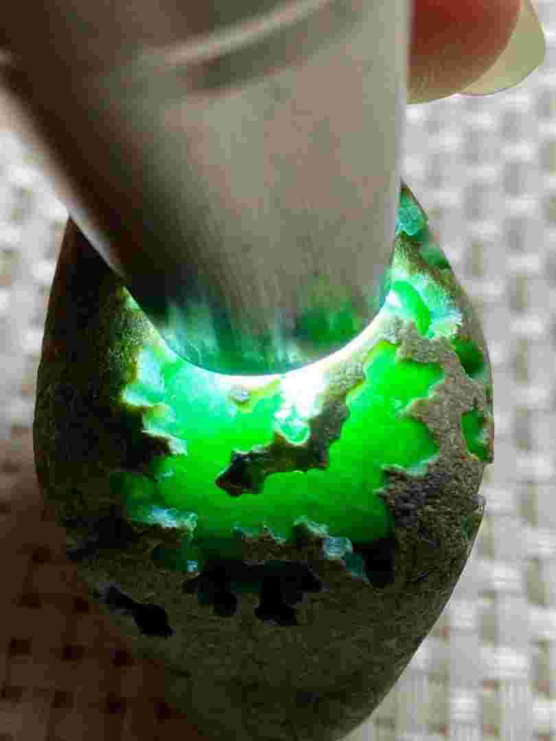 翡翠原石有什么鉴别技巧什么是真正翡翠原石-第2张图片-翡翠网 翡翠原石有什么鉴别技巧什么是真正翡翠原石-第2张图片-翡翠网