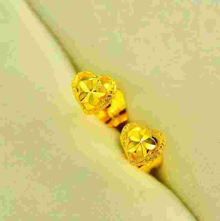 周大福黄金耳环价格,周大福黄金耳环新款式图片-第1张图片-翡翠网