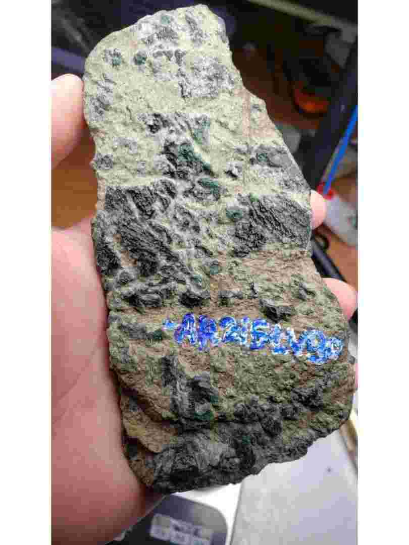 翡翠原石有什么特点,翡翠原石有什么特点感冒了体温低35°左右吃什么生体温-第2张图片-翡翠网 翡翠原石有什么特点,翡翠原石有什么特点感冒了体温低35°左右吃什么生体温-第2张图片-翡翠网