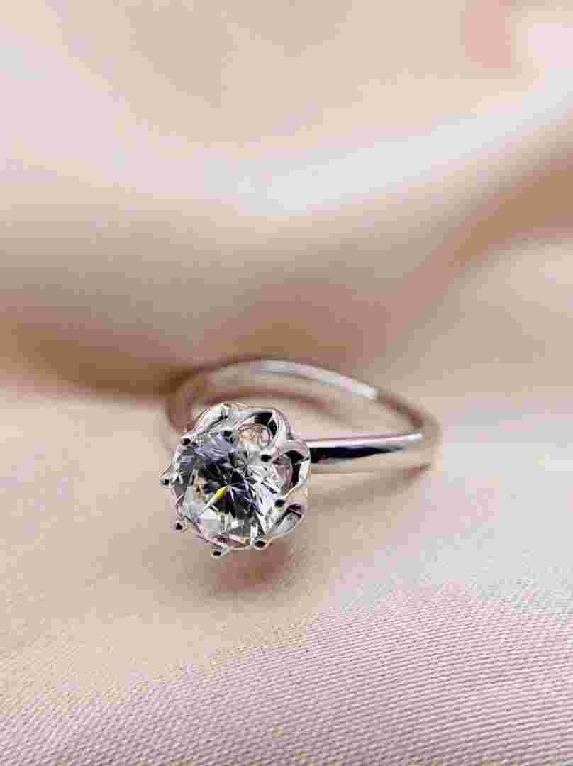 钻戒一般多少钱,钻戒-第1张图片-翡翠网 钻戒一般多少钱,钻戒-第1张图片-翡翠网