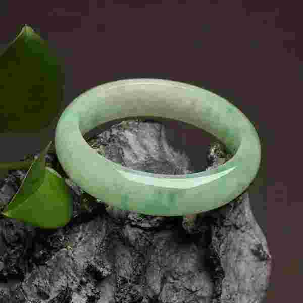 翡翠手镯纹多是不是不值钱翡翠手镯解理纹-第1张图片-翡翠网 翡翠手镯纹多是不是不值钱翡翠手镯解理纹-第1张图片-翡翠网