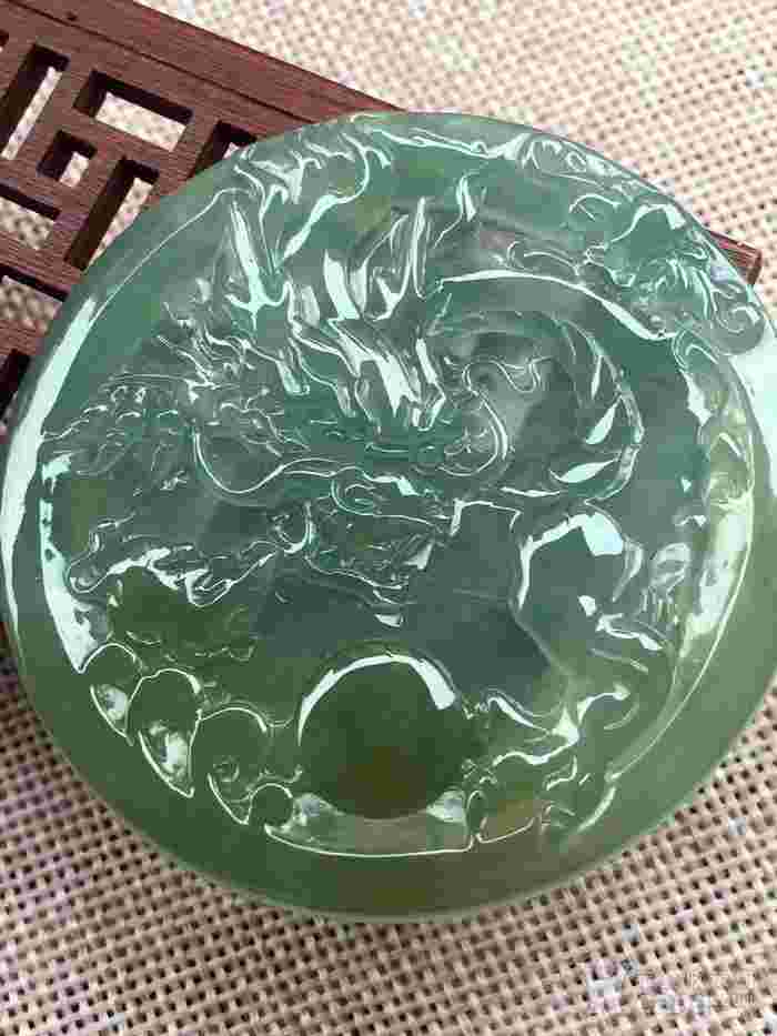 巴西挖出一块700斤翡翠 估价高达20亿元,巴西挖出一块700斤翡翠-第1张图片-翡翠网