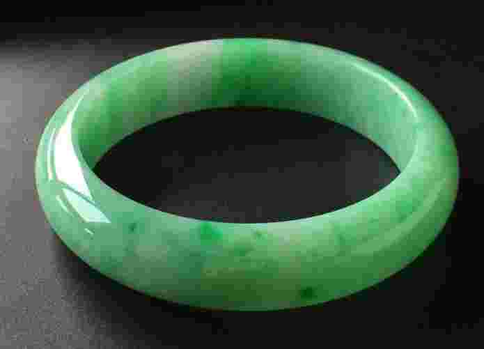 翡翠手镯精美的介绍,关于翡翠手镯的几个常识及特点-第1张图片-翡翠网