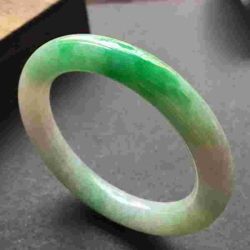 糯种翡翠手镯价格一般多少钱,糯种翡翠手镯价格一般多少钱一条-第1张图片-翡翠网
