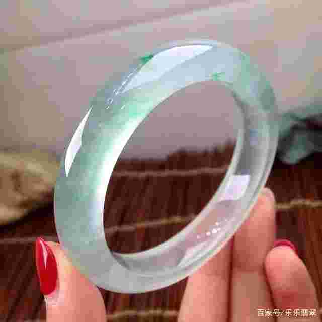 怎么分辨翡翠的真假好坏,怎么分辨翡翠的真假最简单的方法-第1张图片-翡翠网 怎么分辨翡翠的真假好坏,怎么分辨翡翠的真假最简单的方法-第1张图片-翡翠网