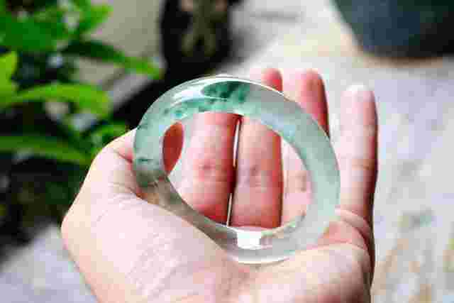 翡翠手镯在太阳光下更加好看是什么原因翡翠手镯太阳晒了会怎么样-第1张图片-翡翠网 翡翠手镯在太阳光下更加好看是什么原因翡翠手镯太阳晒了会怎么样-第1张图片-翡翠网