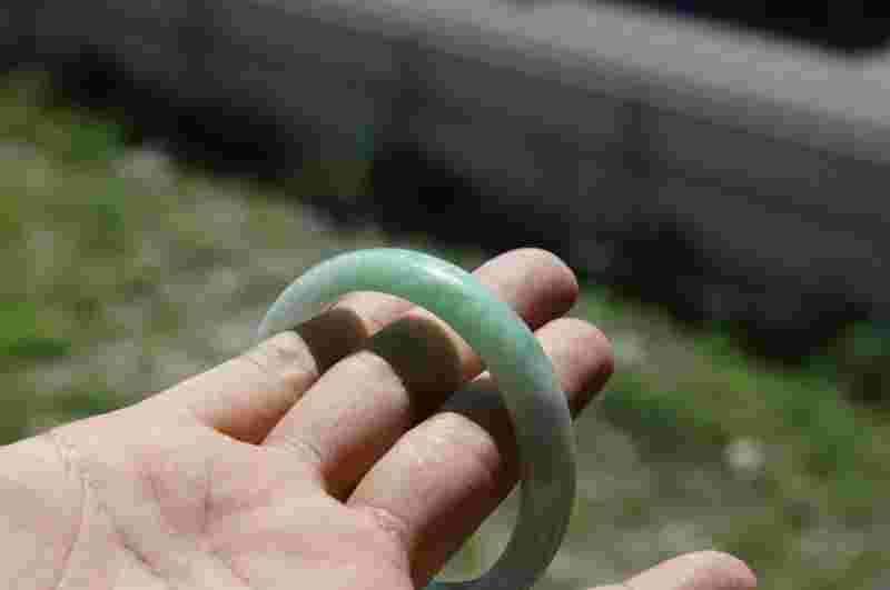 翡翠手镯在太阳光下更加好看是什么原因翡翠手镯太阳晒了会怎么样-第2张图片-翡翠网 翡翠手镯在太阳光下更加好看是什么原因翡翠手镯太阳晒了会怎么样-第2张图片-翡翠网