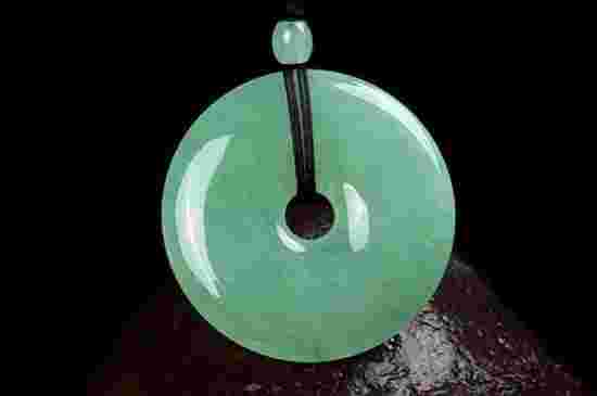 和田玉和翡翠哪个更贵更有价值,手镯和田玉和翡翠哪个更贵更有价值-第1张图片-翡翠网