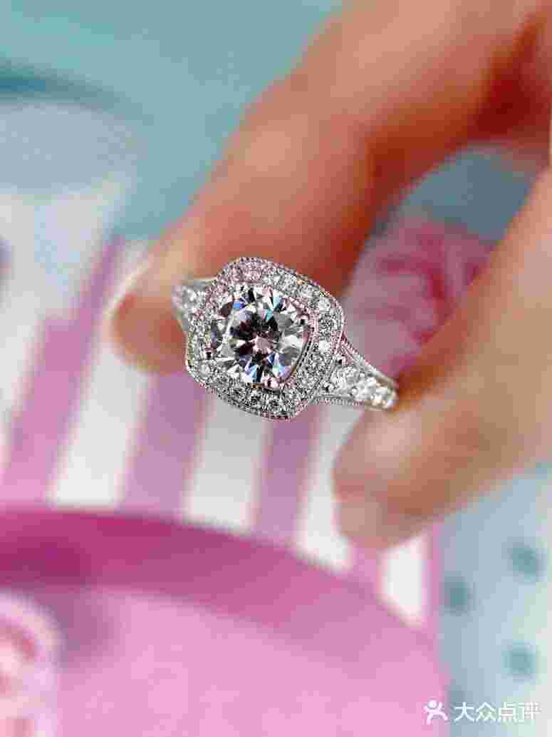 世界上最贵的钻戒多少钱图片世界上最贵的钻戒-第1张图片-翡翠网 世界上最贵的钻戒多少钱图片世界上最贵的钻戒-第1张图片-翡翠网