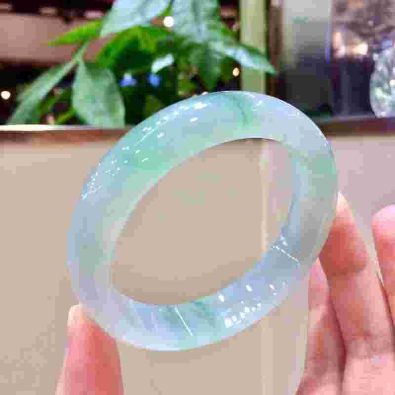 飘色翡翠手镯能捡漏吗的简单介绍-第1张图片-翡翠网