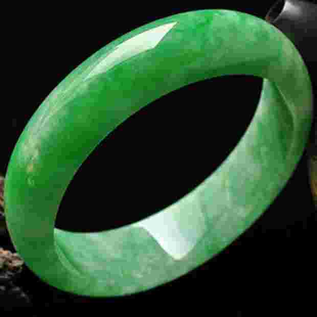 翡翠玉镯是带有绿色的好还是纯色的好,翡翠色手镯女款玉石浅绿色玉镯子-第1张图片-翡翠网