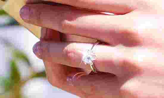 女生婚戒戴哪只手,女生婚戒戴哪只手的无名指-第1张图片-翡翠网 女生婚戒戴哪只手,女生婚戒戴哪只手的无名指-第1张图片-翡翠网