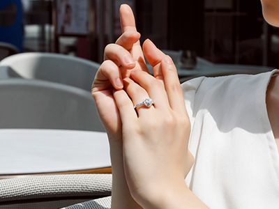 女生婚戒戴哪只手,女生婚戒戴哪只手的无名指-第2张图片-翡翠网