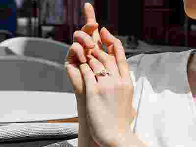 女生婚戒戴哪只手,女生婚戒戴哪只手的无名指-第2张图片-翡翠网 女生婚戒戴哪只手,女生婚戒戴哪只手的无名指-第2张图片-翡翠网