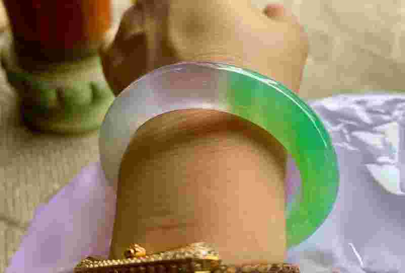 翡翠手镯怎么越戴颜色越深呢图片翡翠手镯怎么越戴颜色越深呢-第1张图片-翡翠网 翡翠手镯怎么越戴颜色越深呢图片翡翠手镯怎么越戴颜色越深呢-第1张图片-翡翠网