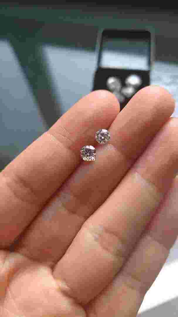 莫桑钻和钻石火彩颜色一样吗值钱吗,莫桑钻和钻石火彩颜色一样吗-第1张图片-翡翠网 莫桑钻和钻石火彩颜色一样吗值钱吗,莫桑钻和钻石火彩颜色一样吗-第1张图片-翡翠网