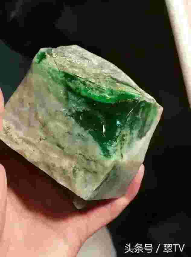 翡翠原石怎么从皮色开到满绿的简单介绍-第2张图片-翡翠网 翡翠原石怎么从皮色开到满绿的简单介绍-第2张图片-翡翠网