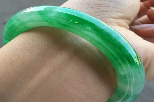 翡翠手镯微扣能买吗微观下的翡翠手镯-第1张图片-翡翠网