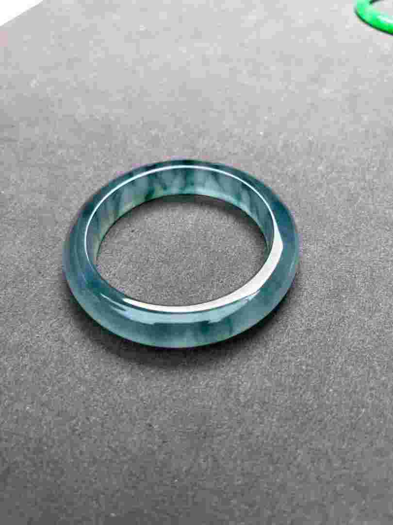 翡翠手镯黑了怎么处理干净,翡翠手镯黑了怎么处理-第1张图片-翡翠网 翡翠手镯黑了怎么处理干净,翡翠手镯黑了怎么处理-第1张图片-翡翠网