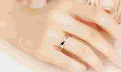 女的结婚带戒指戴哪个手指,女人结婚戴什么戒指-第1张图片-翡翠网 女的结婚带戒指戴哪个手指,女人结婚戴什么戒指-第1张图片-翡翠网