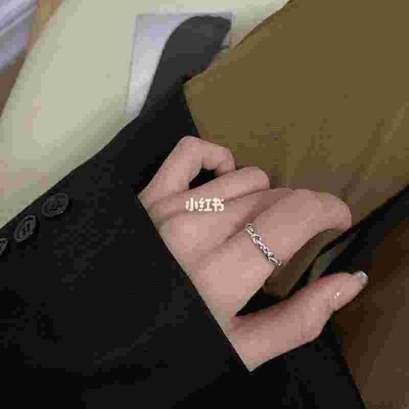 女的结婚带戒指戴哪个手指,女人结婚戴什么戒指-第2张图片-翡翠网 女的结婚带戒指戴哪个手指,女人结婚戴什么戒指-第2张图片-翡翠网