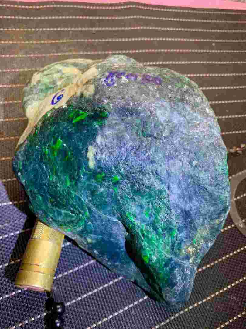 翡翠原石什么样的好看翡翠原石什么样的好-第2张图片-翡翠网 翡翠原石什么样的好看翡翠原石什么样的好-第2张图片-翡翠网