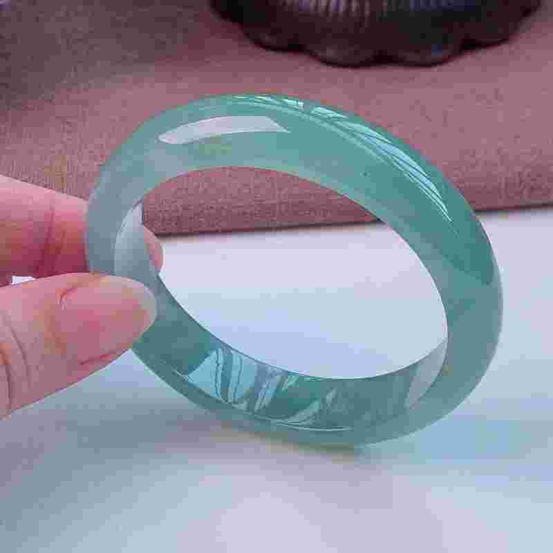 翡翠手镯越来越透越好翡翠镯子是不是越透越好-第1张图片-翡翠网 翡翠手镯越来越透越好翡翠镯子是不是越透越好-第1张图片-翡翠网