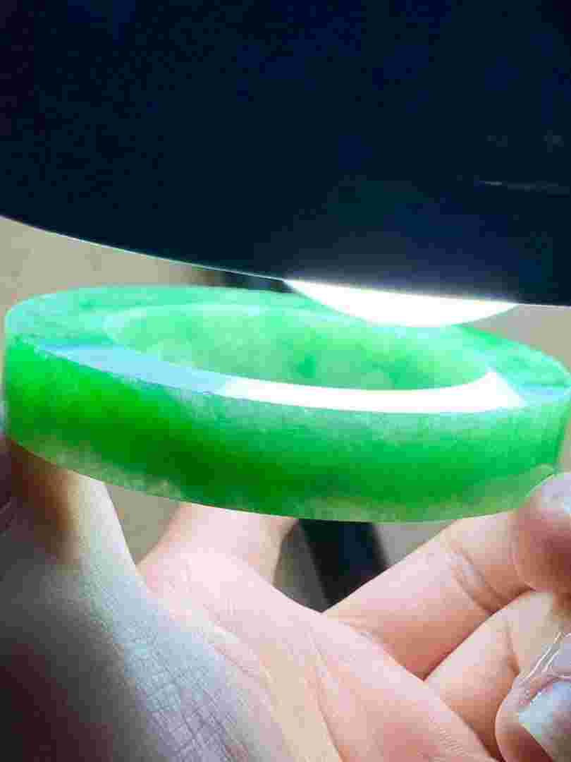 翡翠原石到成品过程的视频翡翠原石手镯第一视角-第1张图片-翡翠网 翡翠原石到成品过程的视频翡翠原石手镯第一视角-第1张图片-翡翠网