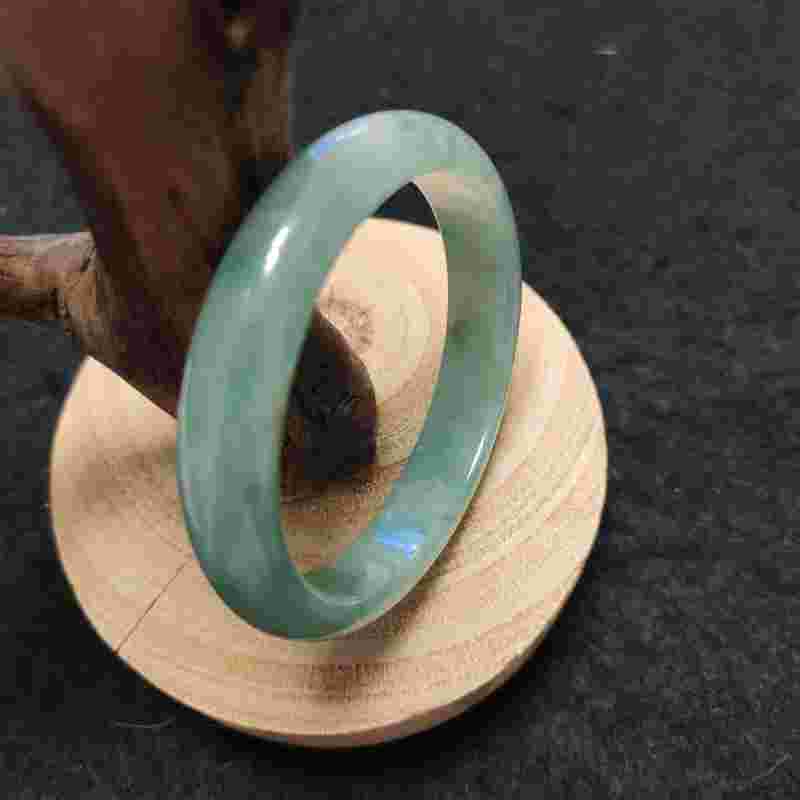 苹果绿翡翠手镯怎么分辨好坏苹果绿翡翠手镯原石价格-第1张图片-翡翠网