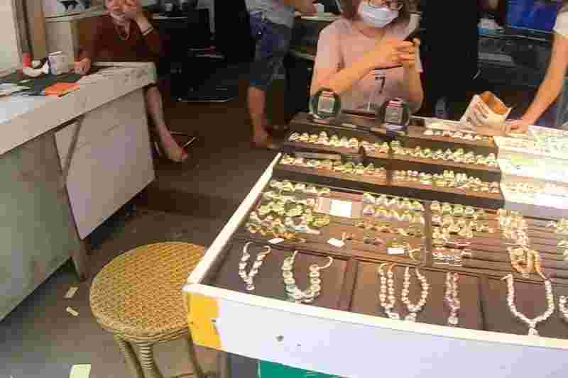 摆地摊翡翠手镯摆地摊卖翡翠玉石可以吗-第2张图片-翡翠网 摆地摊翡翠手镯摆地摊卖翡翠玉石可以吗-第2张图片-翡翠网