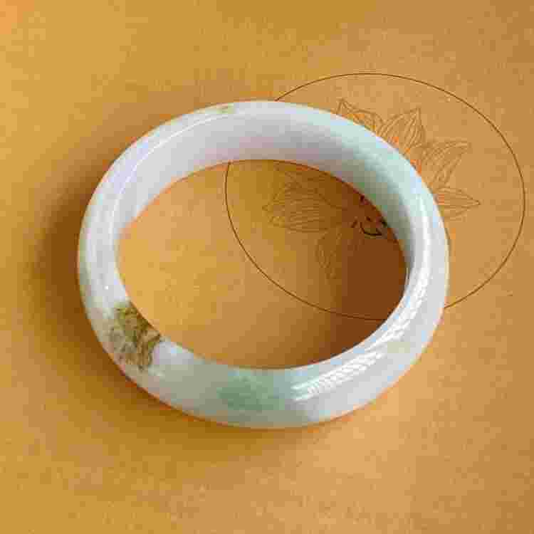 翡翠手镯上的裂纹是有颜色么吗翡翠手镯上的裂纹是有颜色么-第2张图片-翡翠网