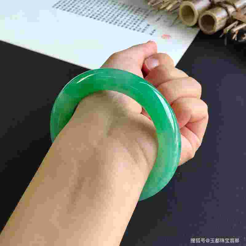 适合女生戴翡翠的手镯女性适合佩戴什么翡翠吊坠-第2张图片-翡翠网