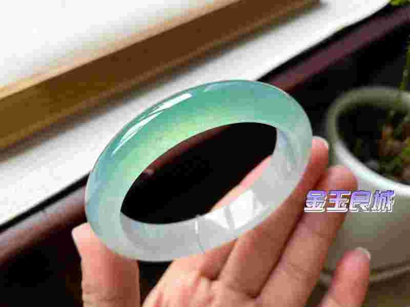 翡翠手镯有一点红色血丝,翡翠手镯带红点-第1张图片-翡翠网