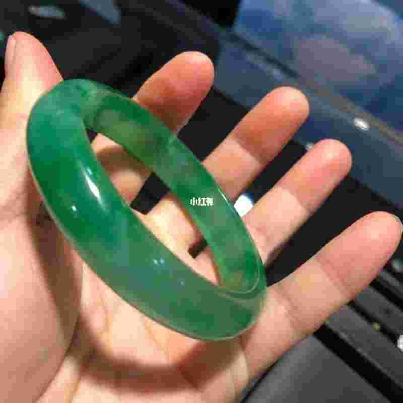 如何挑选翡翠手镯?如何挑选翡翠手镯颜色深浅-第1张图片-翡翠网