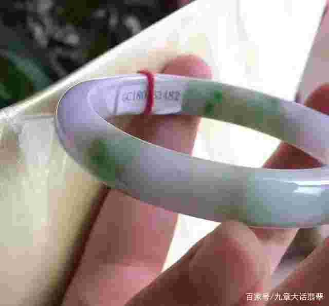 五千元的翡翠手镯很差吗5千多的翡翠手镯是真的吗-第1张图片-翡翠网 五千元的翡翠手镯很差吗5千多的翡翠手镯是真的吗-第1张图片-翡翠网