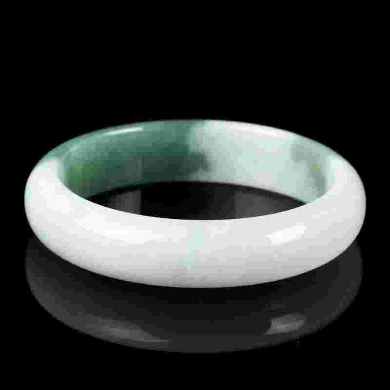 翡翠豆青种手镯价格,翡翠豆青色是什么级别-第1张图片-翡翠网 翡翠豆青种手镯价格,翡翠豆青色是什么级别-第1张图片-翡翠网