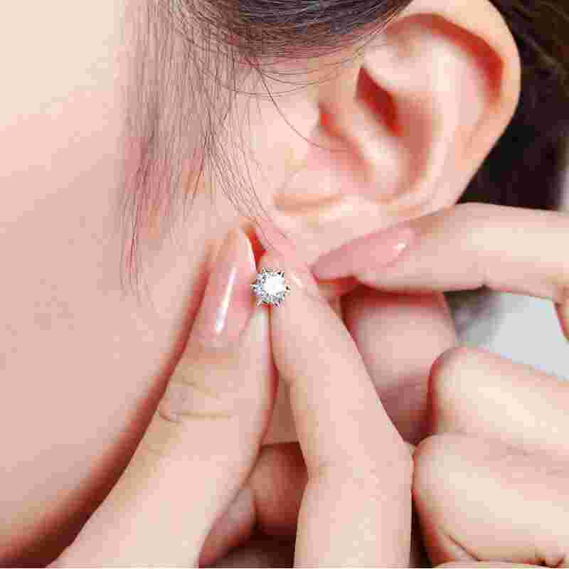 30分钻石耳钉佩戴图10分钻石耳钉大小佩戴效果图-第2张图片-翡翠网
