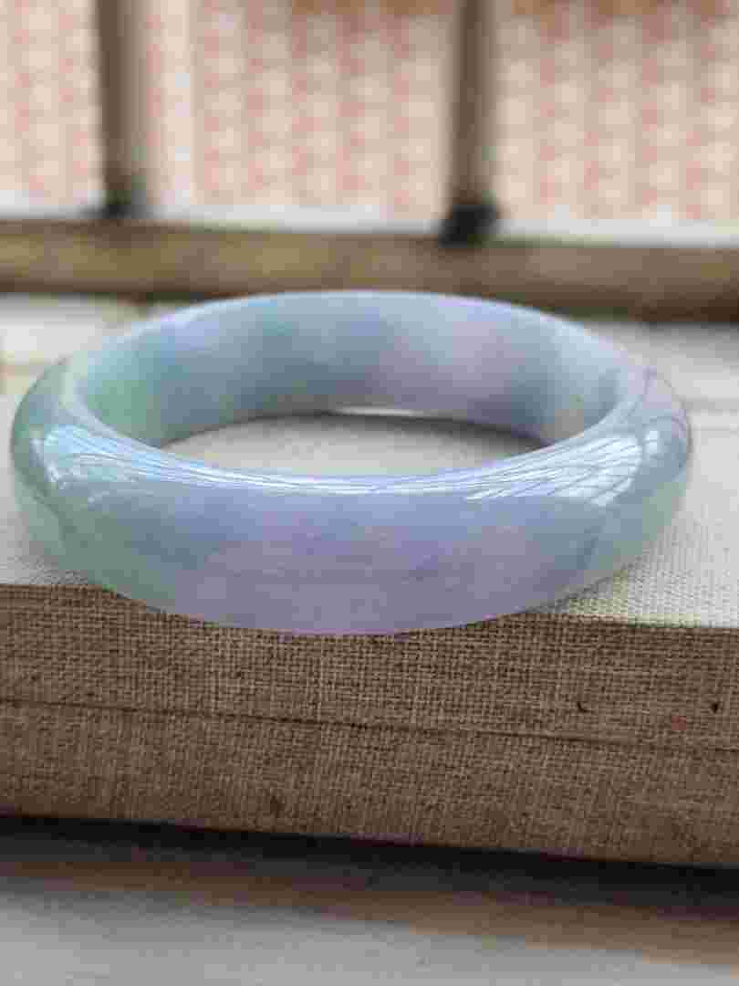 翡翠糯冰和冰糯有什么区别,冰糯翡翠手镯值多少钱-第1张图片-翡翠网 翡翠糯冰和冰糯有什么区别,冰糯翡翠手镯值多少钱-第1张图片-翡翠网