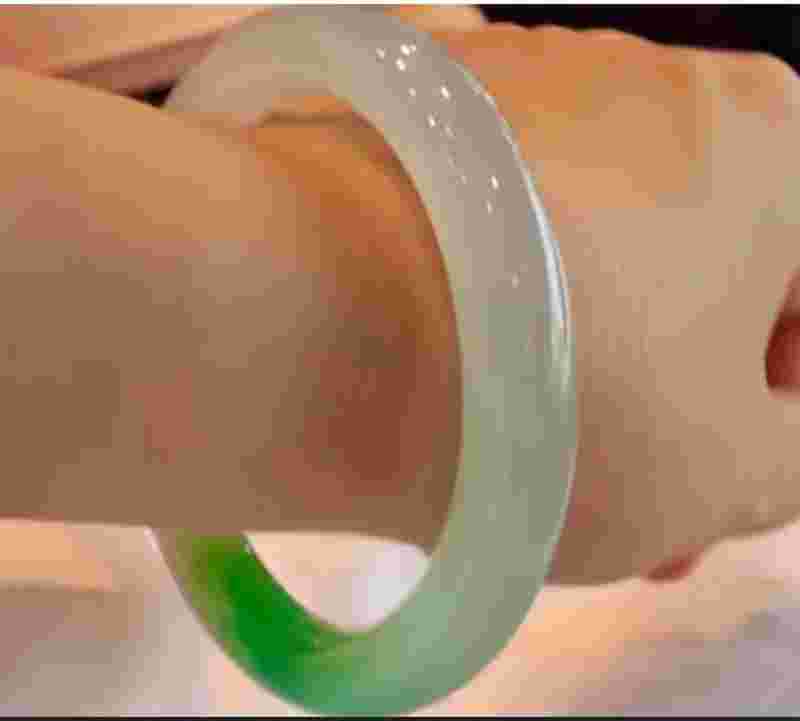 如何辨别翡翠原石手镯的好坏,怎样鉴定翡翠原石的真假最简单的方法-第1张图片-翡翠网