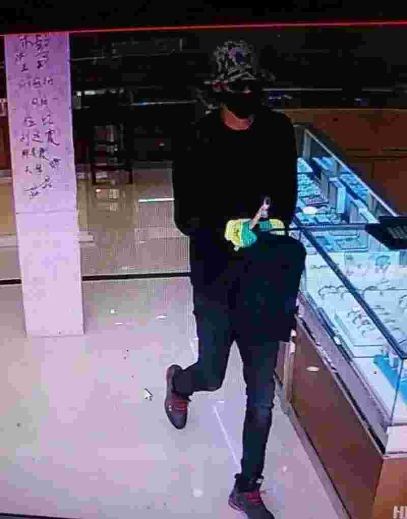 男子刺伤金店女老板后抢走黄金,5旬男子打劫金项链直接被女员工摁倒-第1张图片-翡翠网 男子刺伤金店女老板后抢走黄金,5旬男子打劫金项链直接被女员工摁倒-第1张图片-翡翠网