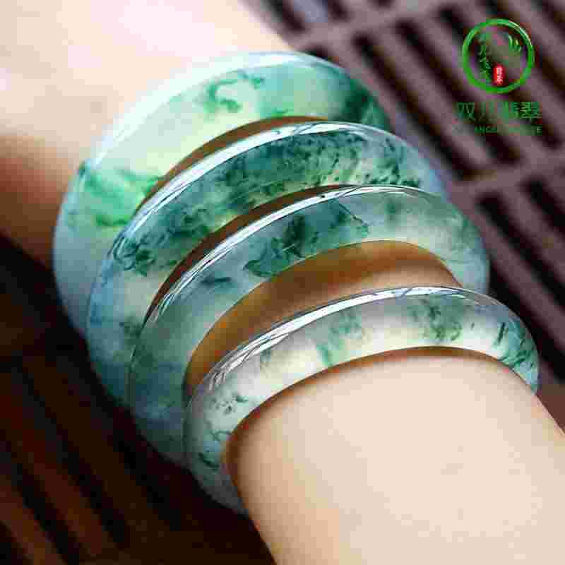 冰飘花翡翠手镯价格一般多少冰飘花翡翠手镯摆放图-第2张图片-翡翠网 冰飘花翡翠手镯价格一般多少冰飘花翡翠手镯摆放图-第2张图片-翡翠网