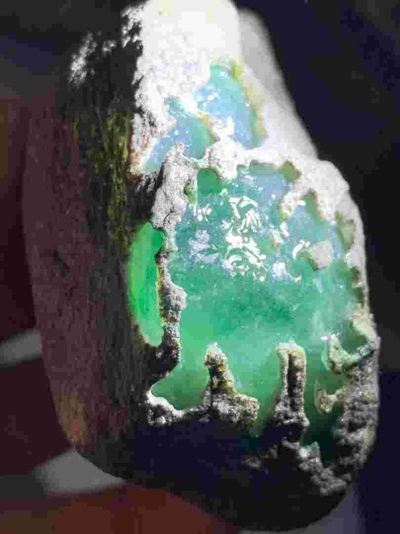 冰种帝王绿翡翠原石,冰种帝王绿翡翠原石皮色-第2张图片-翡翠网 冰种帝王绿翡翠原石,冰种帝王绿翡翠原石皮色-第2张图片-翡翠网