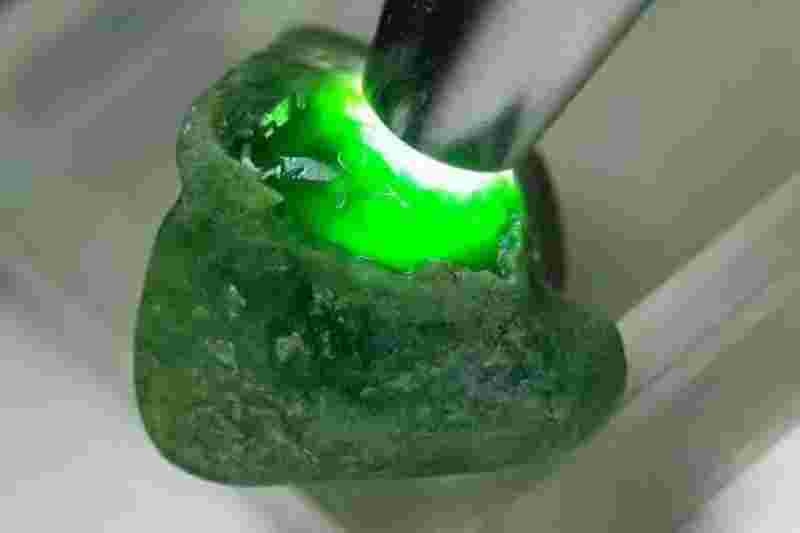 冰种帝王绿翡翠原石,冰种帝王绿翡翠原石皮色-第1张图片-翡翠网 冰种帝王绿翡翠原石,冰种帝王绿翡翠原石皮色-第1张图片-翡翠网