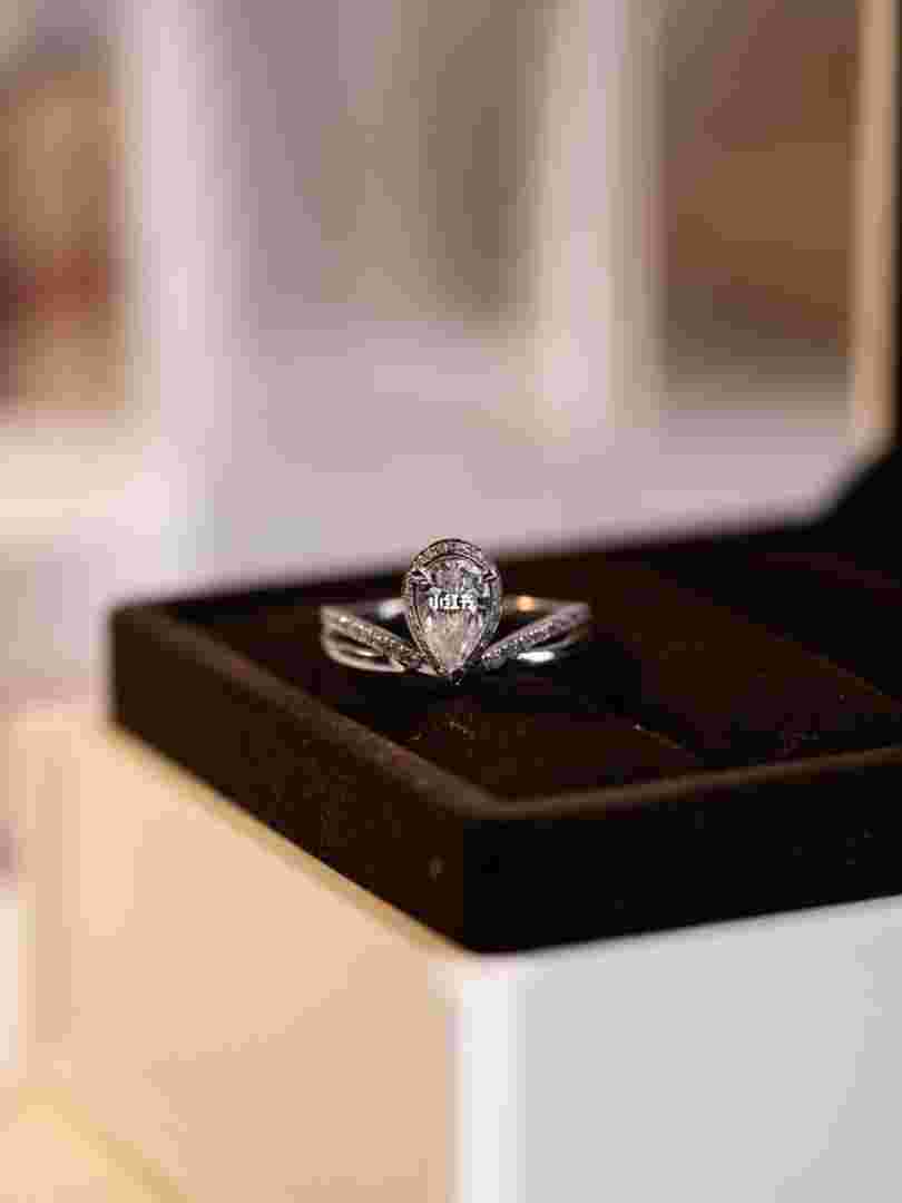 结婚钻戒买什么牌子好,结婚钻戒买什么牌子好一点-第1张图片-翡翠网 结婚钻戒买什么牌子好,结婚钻戒买什么牌子好一点-第1张图片-翡翠网